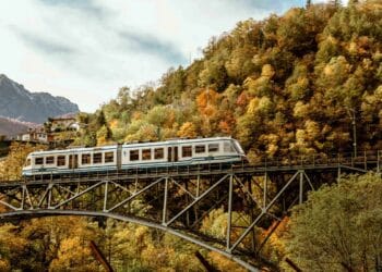 Immergersi nella magia d’autunno con il treno del foliage