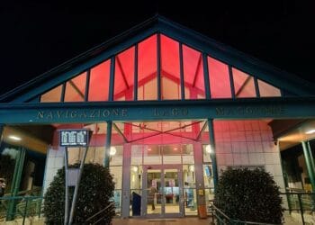 Sui nostri laghi un rosso per dire basta alla violenza