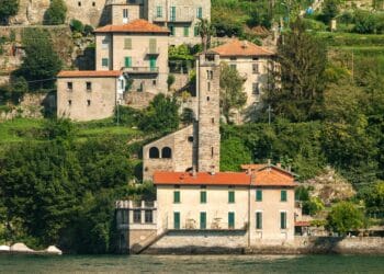 La Chiesa di San Martino: quando la pietra incontra l’acqua e il cielo