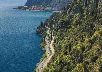 Tremosine sul Garda: un borgo sospeso tra cielo e lago