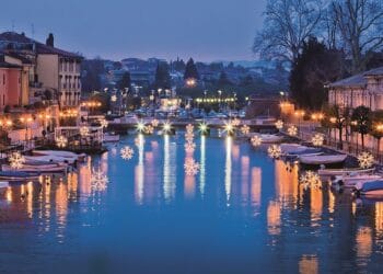 Collegamenti straordinari per vivere la magia del Natale dalle sponde del lago