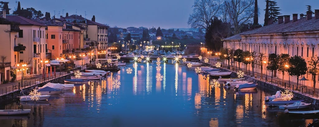 Collegamenti straordinari per vivere la magia del Natale dalle sponde del lago