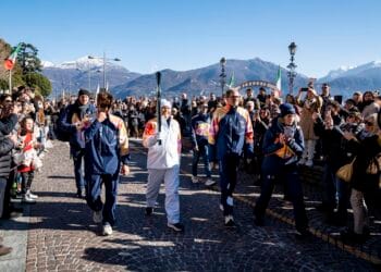 La magia della fiamma attraversa i comuni affacciati sul Lario