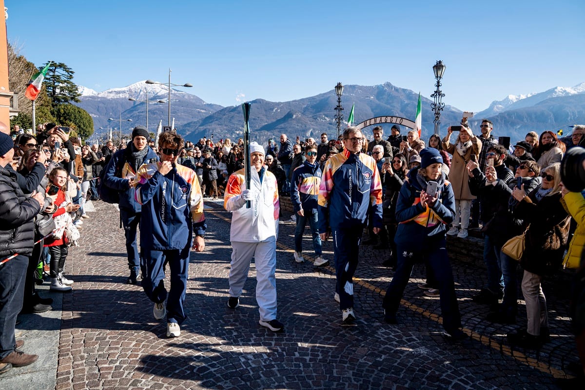 La magia della fiamma attraversa i comuni affacciati sul Lario