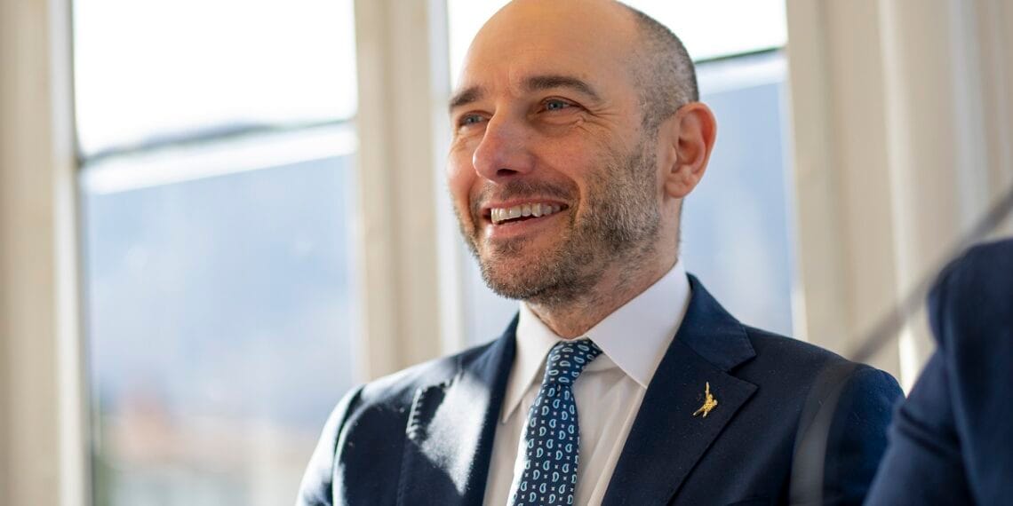 La fiamma olimpica accende i laghi italiani