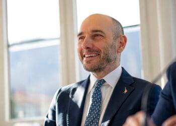 La fiamma olimpica accende i laghi italiani