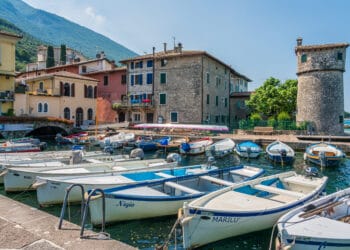 L’incanto di Cassone, il borgo dei pescatori sospeso nel tempo
