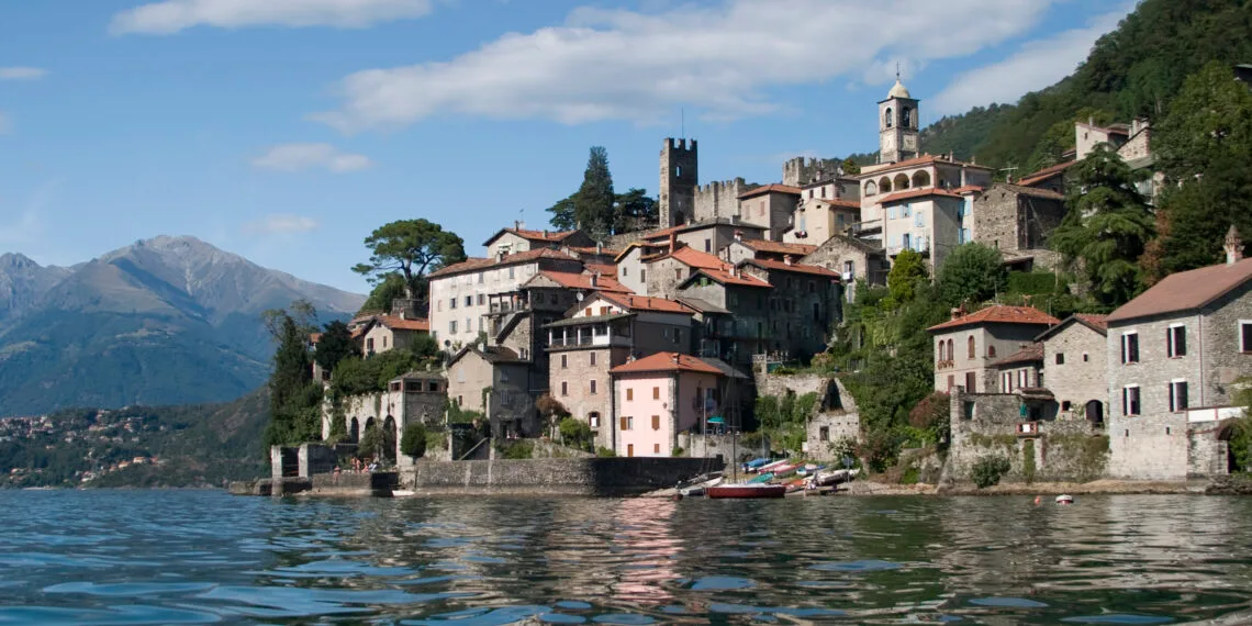 Un tuffo nel Medioevo a Corenno Plinio: il borgo dei mille gradini