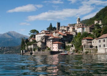 Un tuffo nel Medioevo a Corenno Plinio: il borgo dei mille gradini