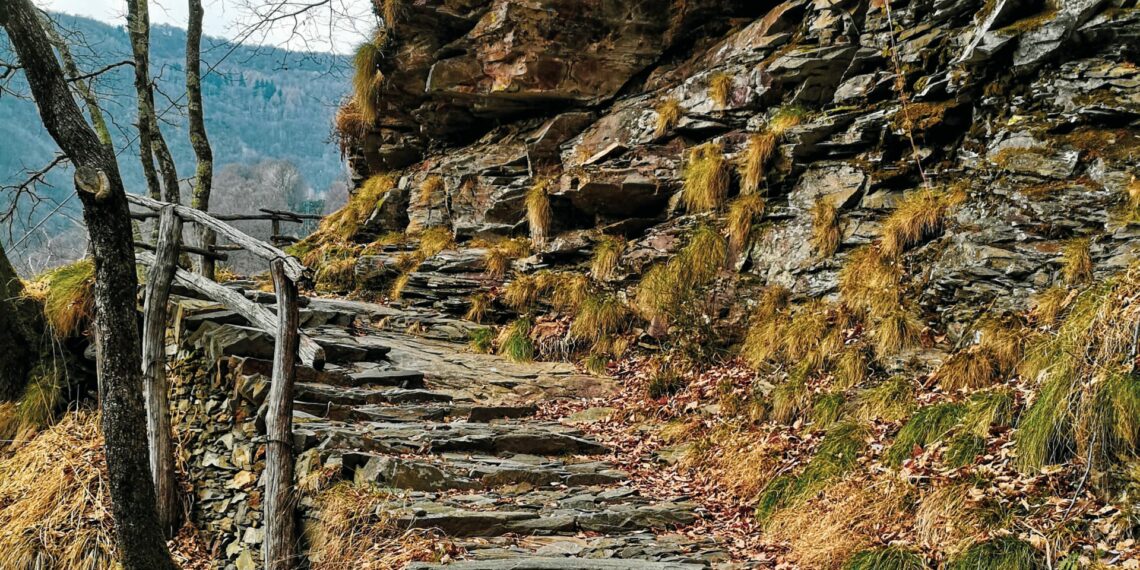 Una salita di 1400 gradini per raggiungere Monteviasco, il borgo sospeso nel tempo