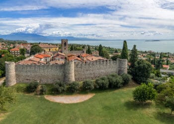 Moniga del Garda, il castello che guarda il lago